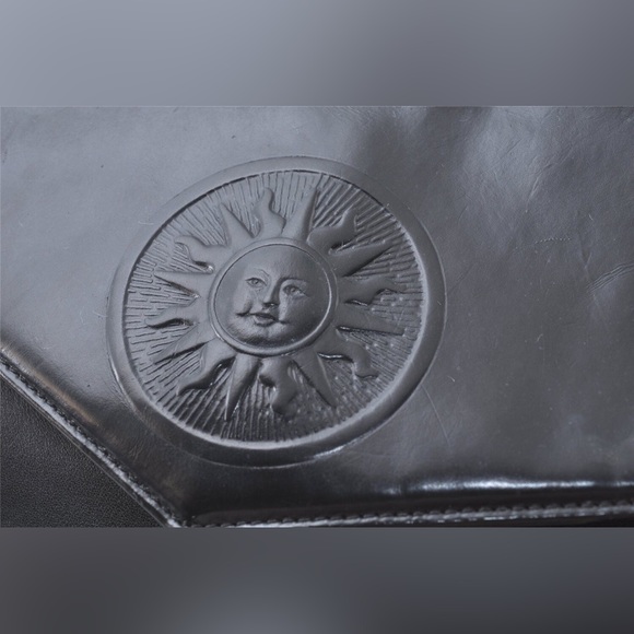 GIANNI VERSACE • AUTHENTIC VINTAGE BLACK GENUINE LEATHER SUNBURST LARGE TOTE BAG - Picture 2 of 16